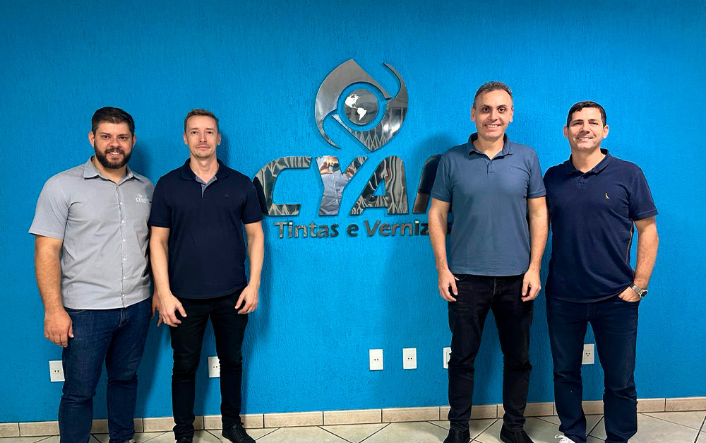 A imagem representa a visita da Azeplast.